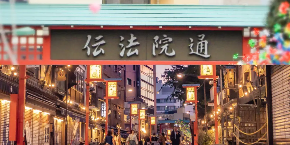 On Denpoin Street, you can directly experience Japanese culture through its shops.